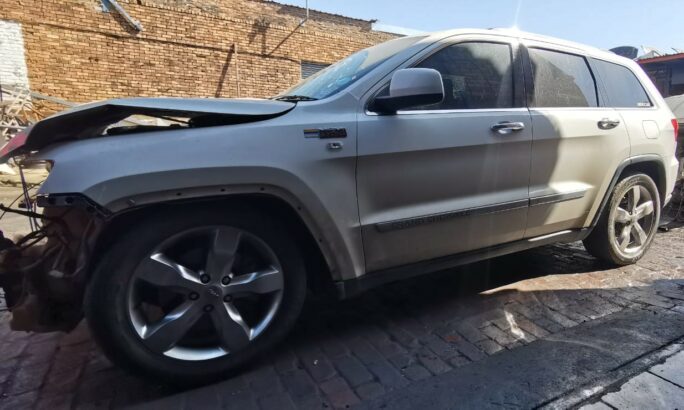 Jeep Grand Cherokee 5.7 WK2 2013 stripping for used spares for sale
