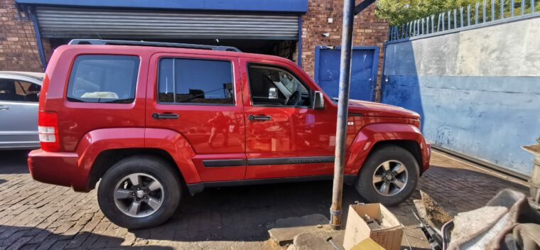Jeep Cherokee Liberty 3.7 KK used spares parts for sale