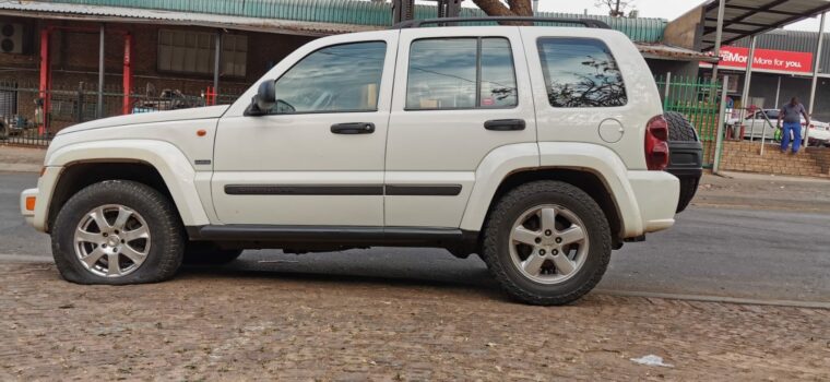 Jeep Cherokee Liberty KJ stripping for spares for sale