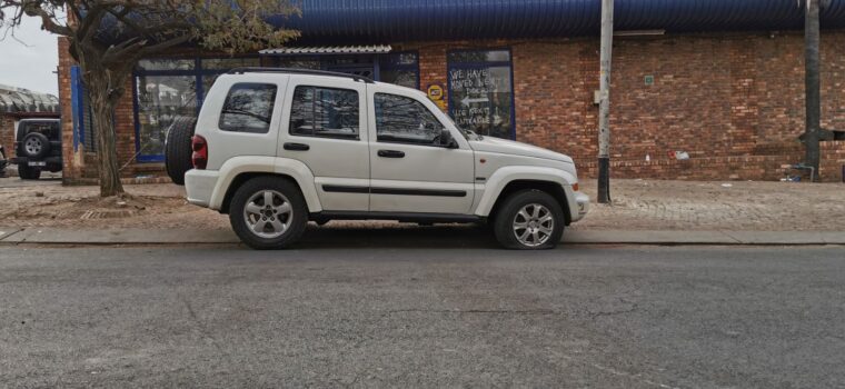 Jeep Cherokee Liberty KJ stripping for spares for sale