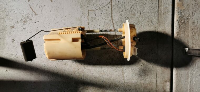 Jeep Cherokee 3.7 KK used fuel pump and other parts for sale