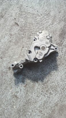 Jeep Grand Cherokee WK2 used oil pump for sale.