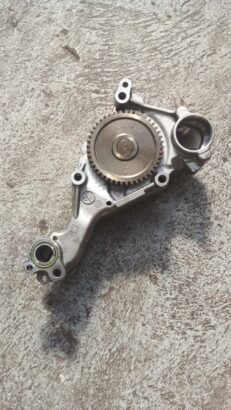 Jeep Grand Cherokee WK2 used oil pump for sale.